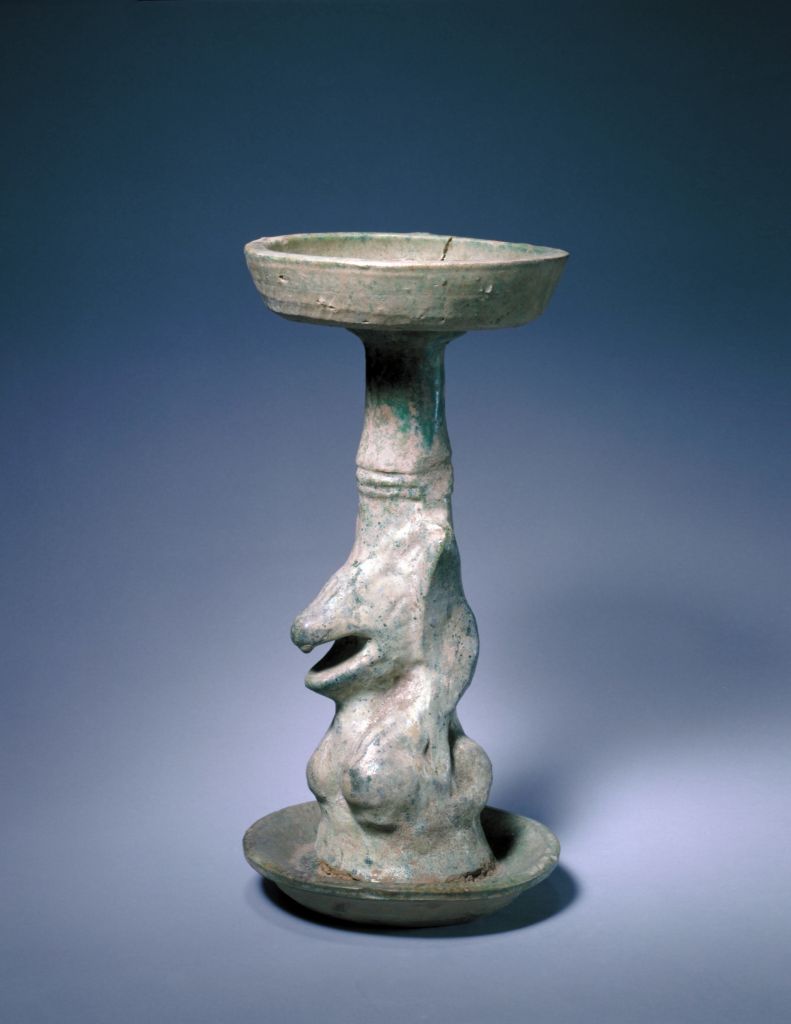 图片[1]-Pottery green glazed bear lamp-China Archive